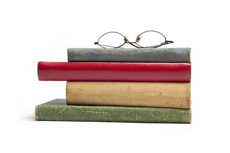 群老人书籍和眼镜