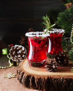 玻璃的热葡萄酒为新的一年来做饭 坚果 圣诞装饰品的成分