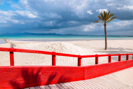 红木行人天桥沙滩海白云蓝天棕榈树, 阿勒古迪亚, 马略卡岛岛, 西班牙