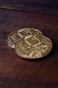 两个新的金色物理比特币位于黑色木后台, 关闭。高分辨率照片。Cryptocurrency 矿业理念