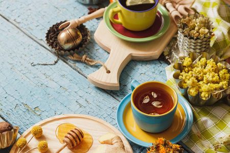 杯凉茶和柠檬 干香草和不同的装饰件