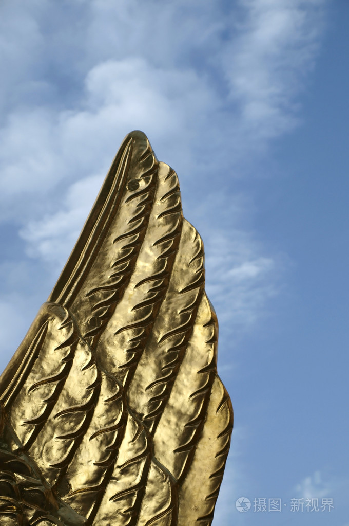 金色之翼与蓝蓝的天空