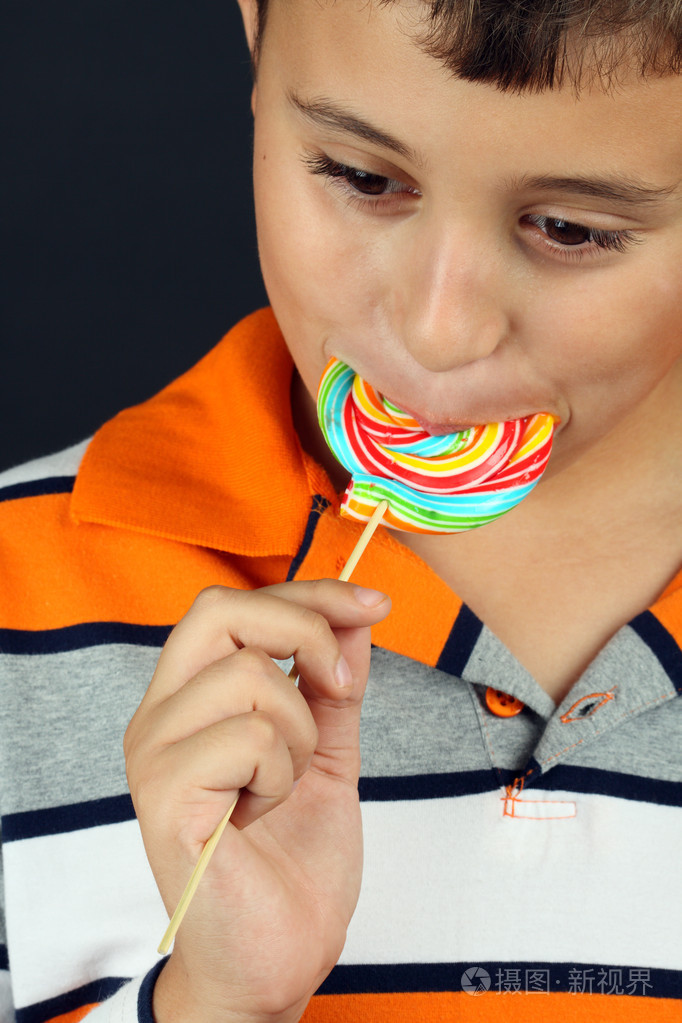 男孩吃棒棒糖