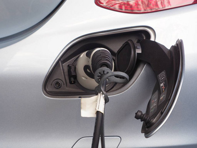 电动汽车或电动汽车通过电动汽车充电插座和插头来充电电池的电力。绿色能源理念