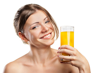 年轻漂亮的女人喝橙汁
