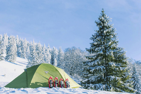 帐篷里站在半山腰上的雪