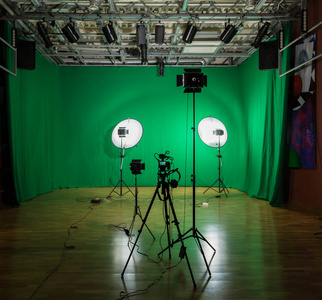 工作室拍摄的绿色背景。色度键。演播室的照明设备。绿屏