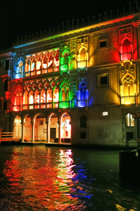 威尼斯的夜彩色灯光图片