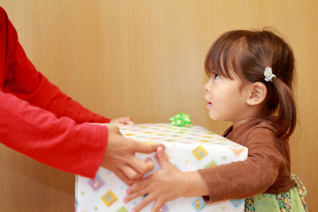 日本女孩和生日礼物3岁