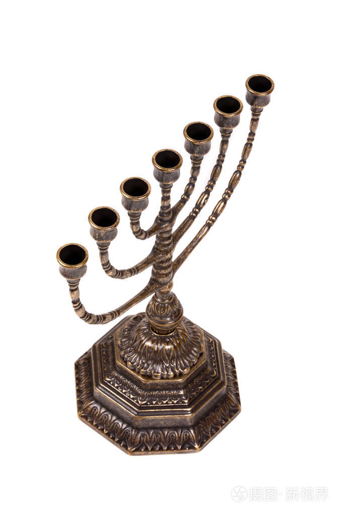 在白色背景上的古代仪式蜡烛烛台