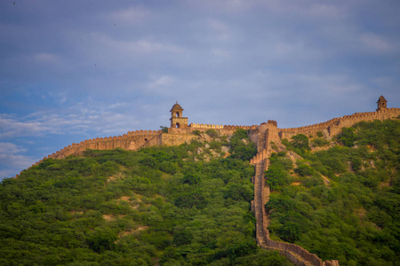 印度斋浦尔琥珀堡在拉贾斯坦邦。古印度宫殿建筑在山顶, 水平全景