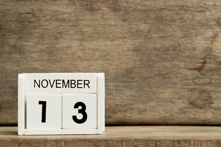 白色方块式日历当前日期13和月11月在木背景