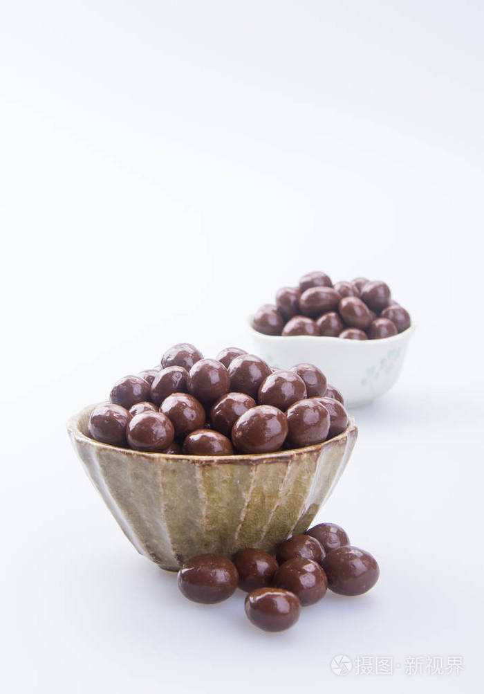 巧克力球在背景上碗巧克力球