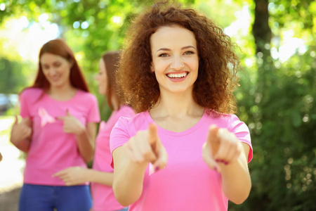 在户外粉红色 tshirt 的年轻女子。乳癌意识概念