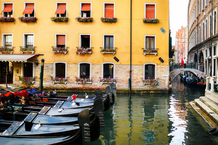 运河在威尼斯, 意大利和五颜六色的大厦。情侣在天桥上
