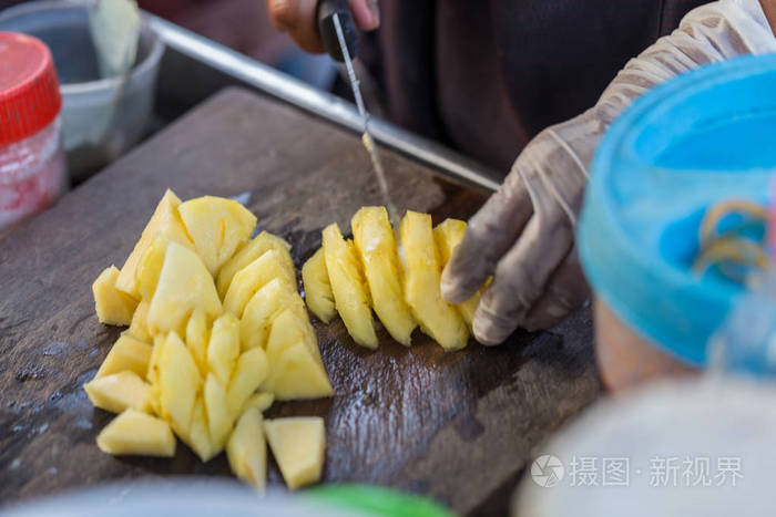 关闭水果交易商正在切菠萝出售。泰国街头美食