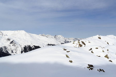 山全景，洛尔阿尔卑斯山，奥地利冬季的雪，树和蓝天