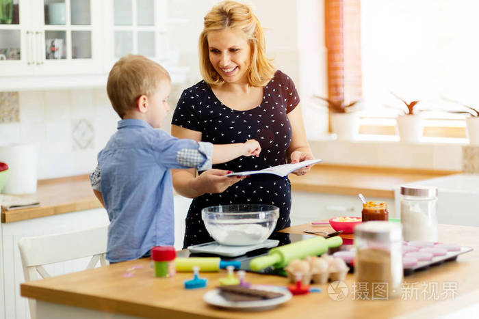 孩子帮助母亲准备松饼