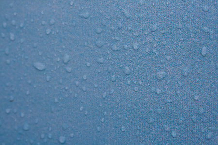 蓝色背景上的纹理水滴