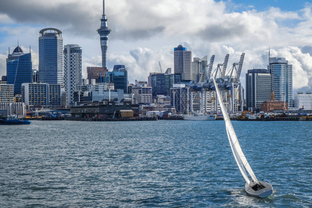 海和航行中的船，新西兰的奥克兰视角