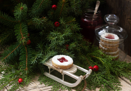 Linzer 饼干在圣诞节装饰在木表面