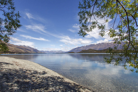 瓦卡蒂普湖的蓝色冰川水域在皇后镇和 Glenorchy 之间的公路旅行新西兰南岛