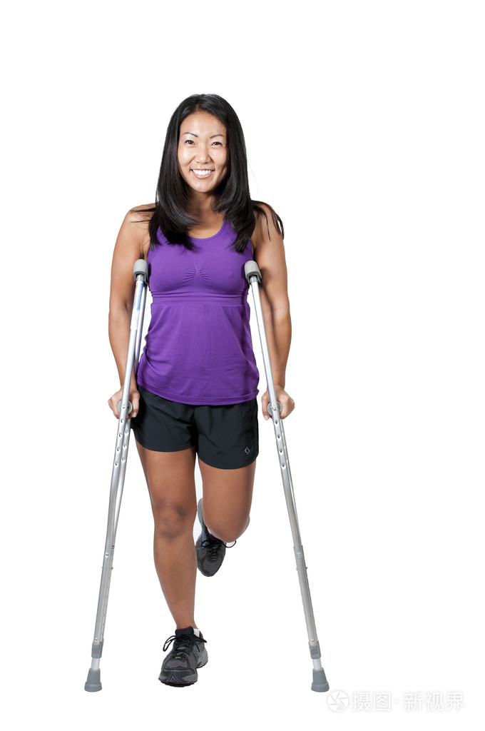 拄拐的亚洲女人