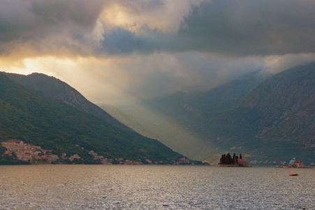 最后一缕夕阳。初秋的傍晚上科托尔湾，Perast，黑山