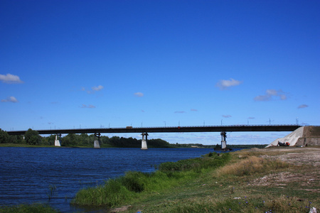 俄罗斯。 河上的桥。