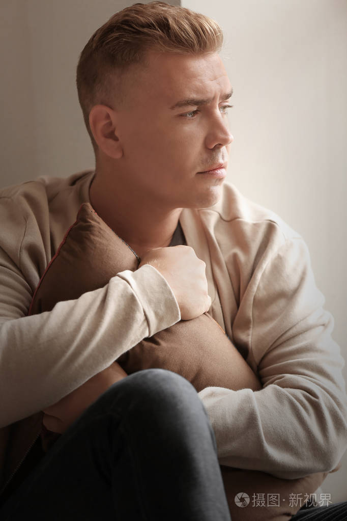 郁闷的帅哥在家里