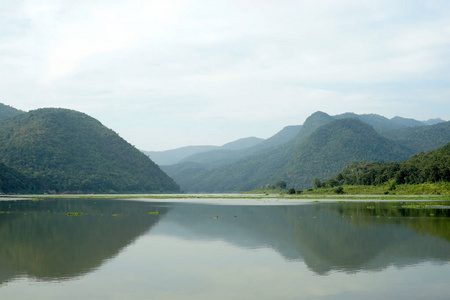 和平的湖以山的层数背景