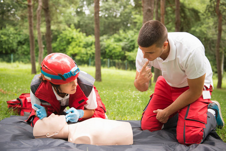 男女 cpr 在户外的 cpr 实践