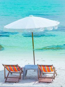 海滩上有太阳椅和沙滩遮阳伞。节日快乐