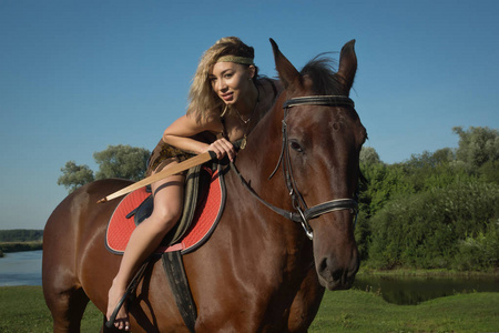 野生亚马逊女孩骑在马背上