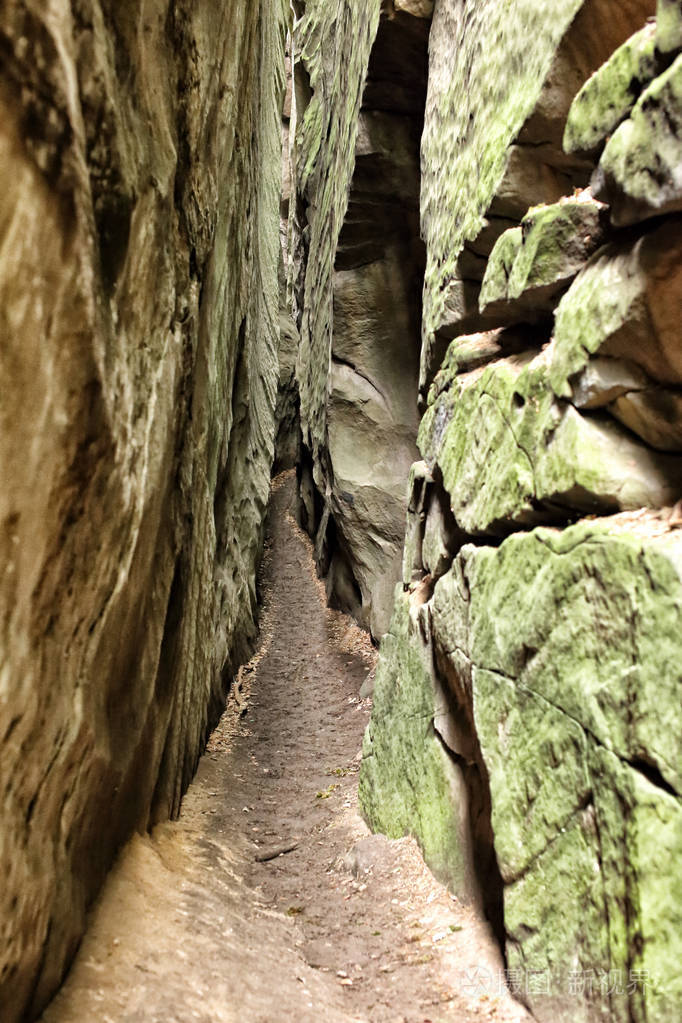 很高的岩石之间的窄路