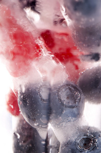 覆盆子和黑莓冻在冰棍里