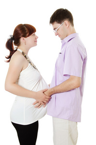 幸福的怀孕夫妇被隔离在白色