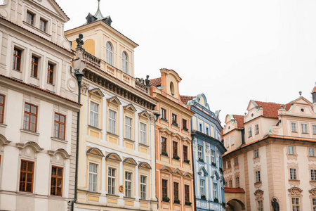 美丽的历史性建筑，紧紧地在一起站在布拉格广场的特写镜头