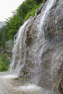 瀑布在 Gosau 村庄, 奥地利