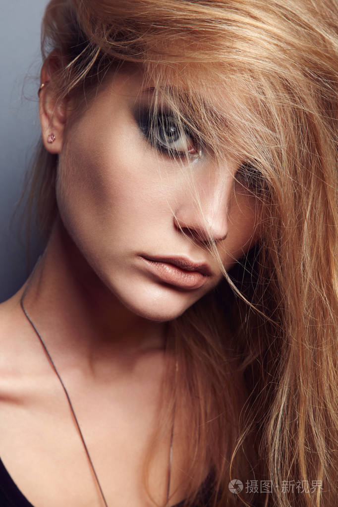 美丽的女人的脸.完美化妆