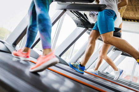 人在做有氧运动训练对在健身房的跑步机的图片
