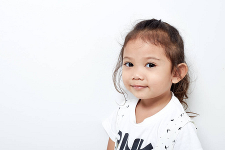 画像美丽的长发孩子的小女孩亚洲和黑色的头发。手势