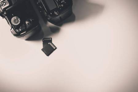 数字照相机与记忆卡在桌准备转移相片, 黑和白色色调