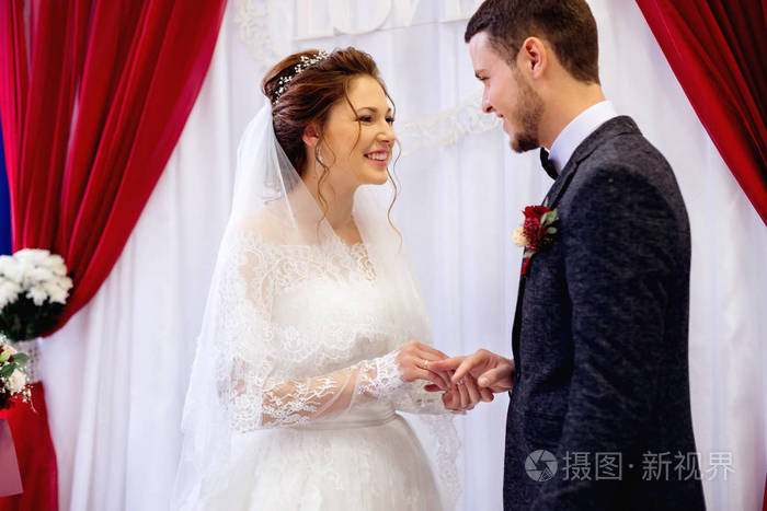 幸福的情侣交换他们的结婚戒指, 看着每一个 o照片-正版商用图片031k3