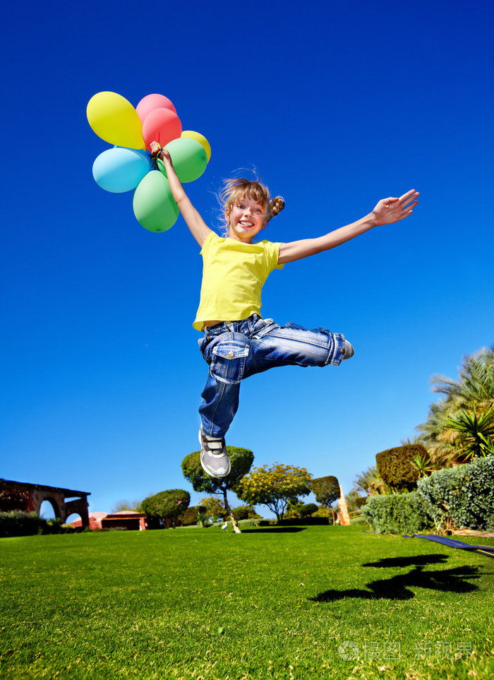 孩子们在公园里玩气球.