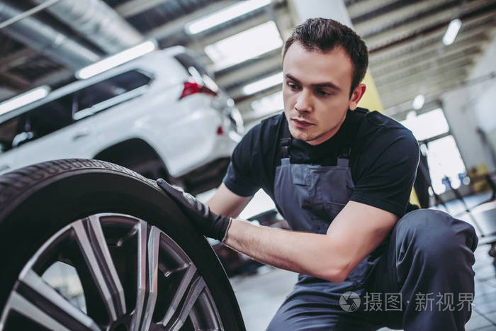 英俊的汽车维修技工