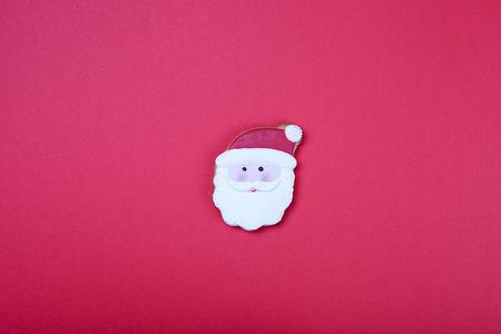 圣诞老人脸上有红色背景的曲奇饼。圣诞节姜饼人曲奇饼顶部视图, 文本空间
