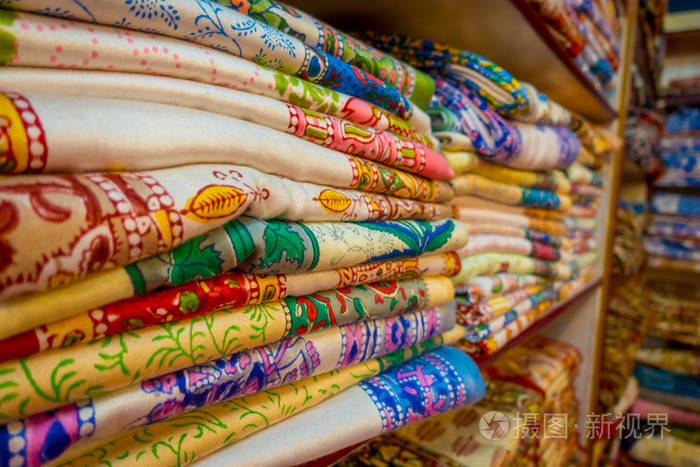 与印度传统妇女 ari 衣服上市场，色彩斑斓的漂亮裙子，存储区中。豪华东方手工东部织物