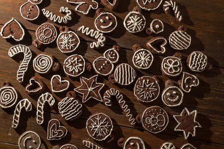 传统自制的圣诞姜和巧克力饼干装饰