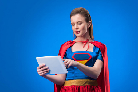 穿蓝色平板电脑的超级英雄服装中的白种女人肖像